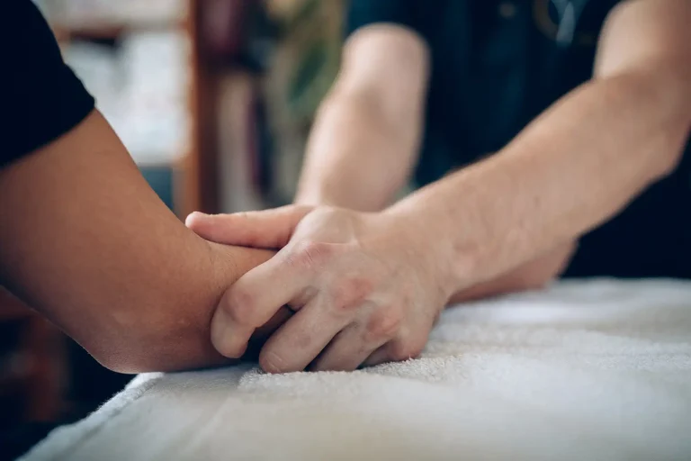 Zwei Hände massieren einen Unterarm. Diese Behandlung ist Teil vom Angebot der Gesundheitswerkstatt Telfs.